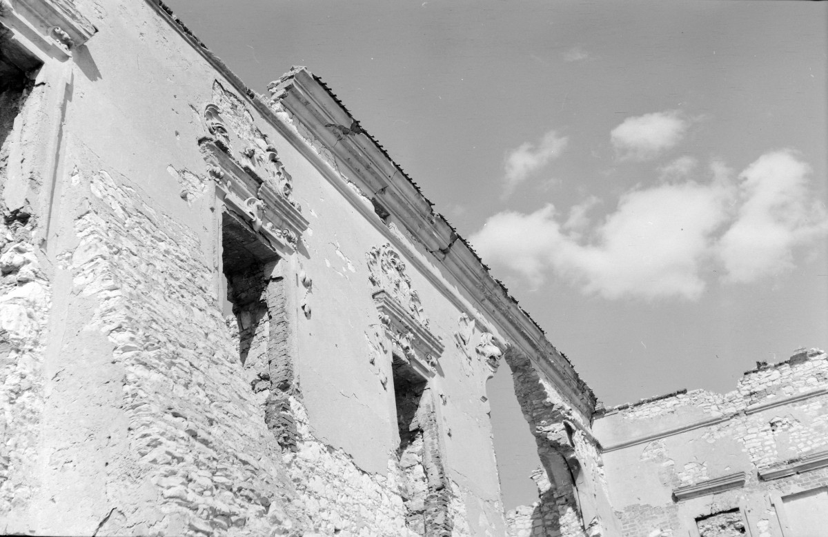 Zamek. Zniszczone fragment murów. Fragment elewacji płd. , skan 1