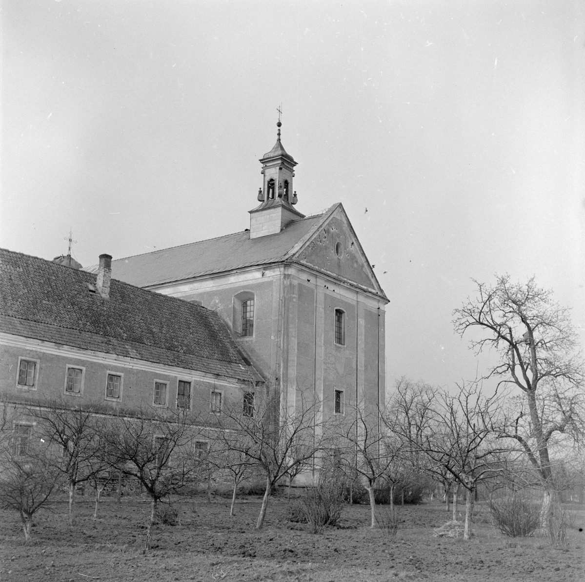 zespół klasztorny z kościołem - elewacja, skan 1