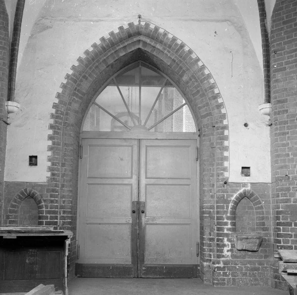 kościół rzymskokatolicki, ob. katedra pw. św. Mikołaja - wnętrze: portal z wieży do nawy, skan 1