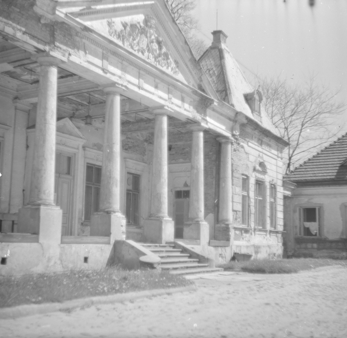 zespół pałacowo-parkowy Brühla - elewacja frontowa, portyk kolumnowy, skan 1