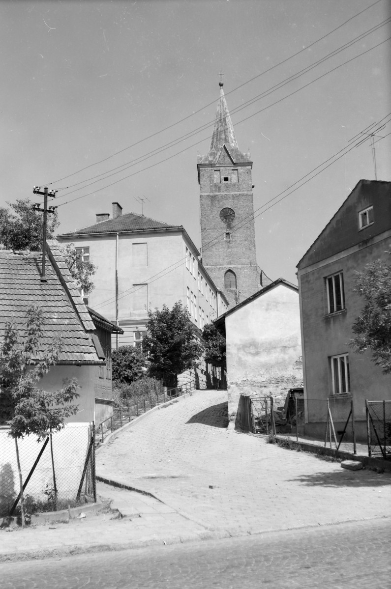 kościół parafialny pw. św. Jana Chrzciciela - widok od strony zachodniej, skan 1