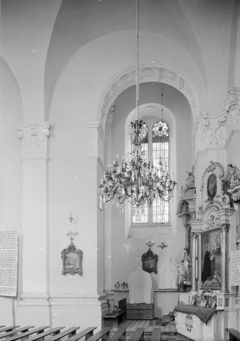 Kościół parafialny pw. św. Stanisława Biskupa - wnętrze: transept i widoczny ołtarz boczny i okno dwudzielne., skan 1