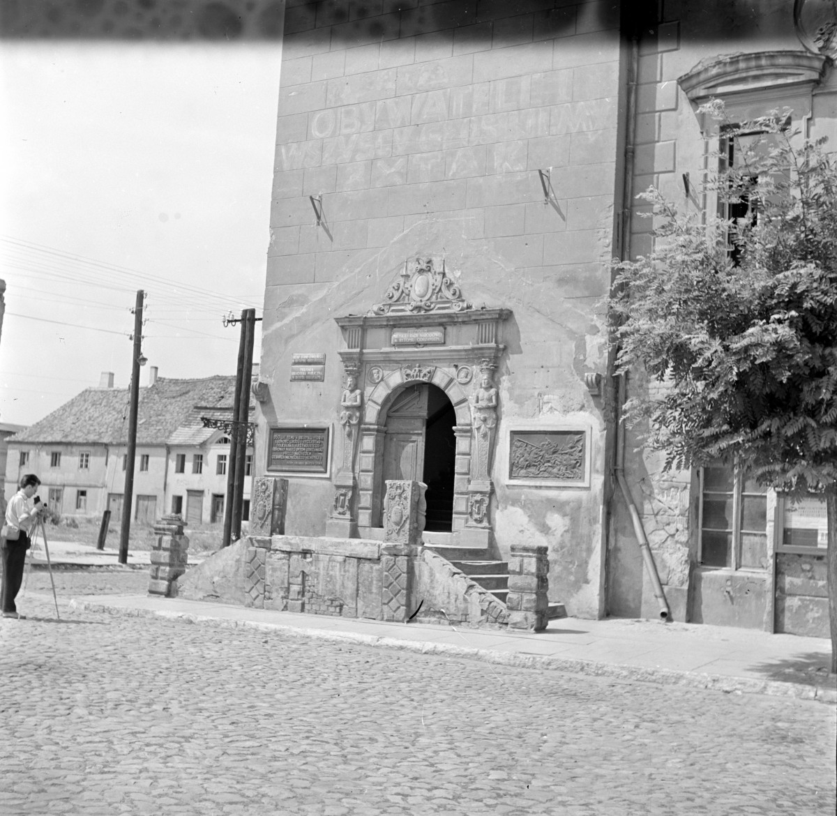 rynek miejski - ratusz miejski - elewacja frontowa - portal, skan 1