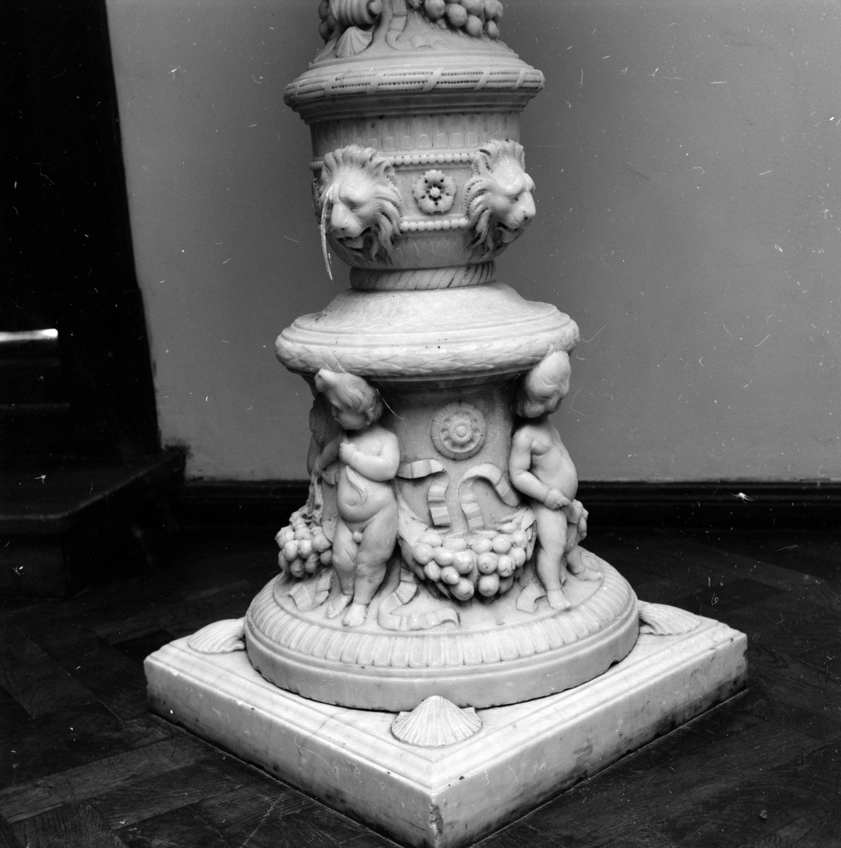 pałac von Strachwitzów - wnętrze - piętro I - fontanna przy balustradzie schodowej - fragment /podstawa/  , skan 1