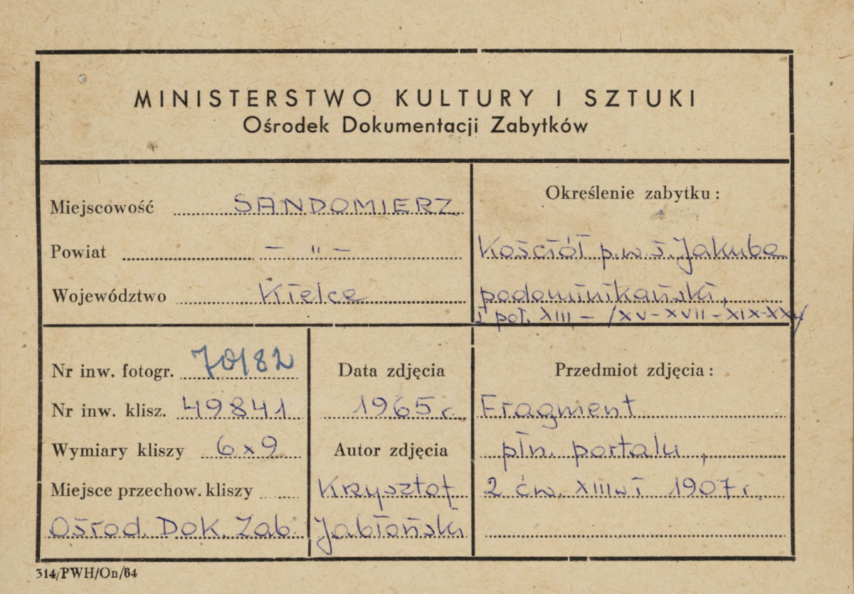  Zespół klasztorny Dominikanów - główny portal kościoła - detal prawego ościeża - metryczka, skan 1
