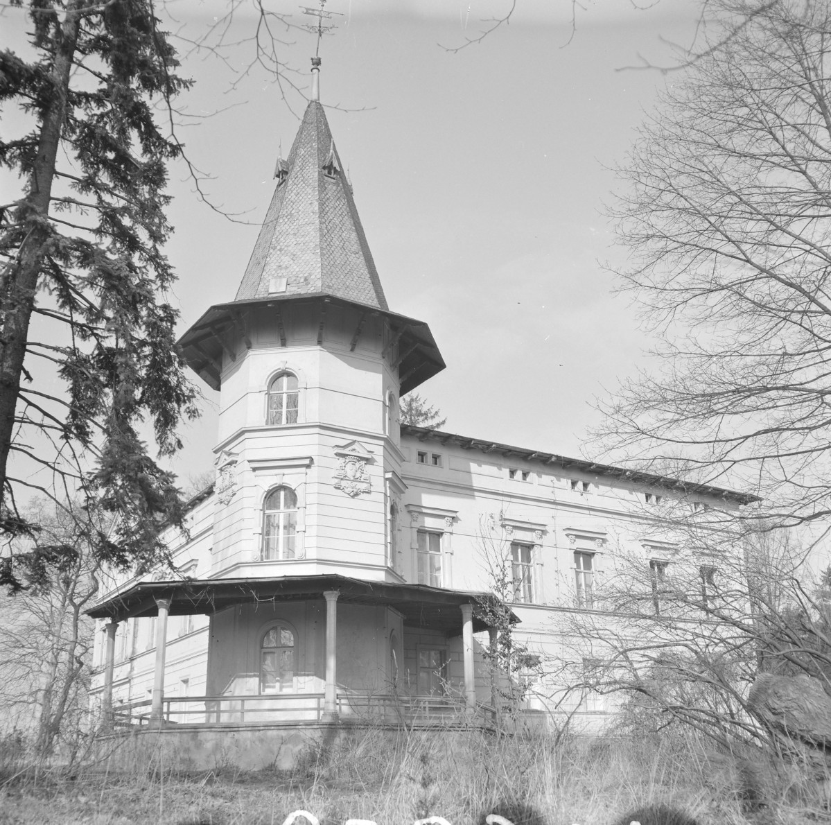Dwór von Münchhausenów - widok ogólny od strony wieżyczki., skan 1