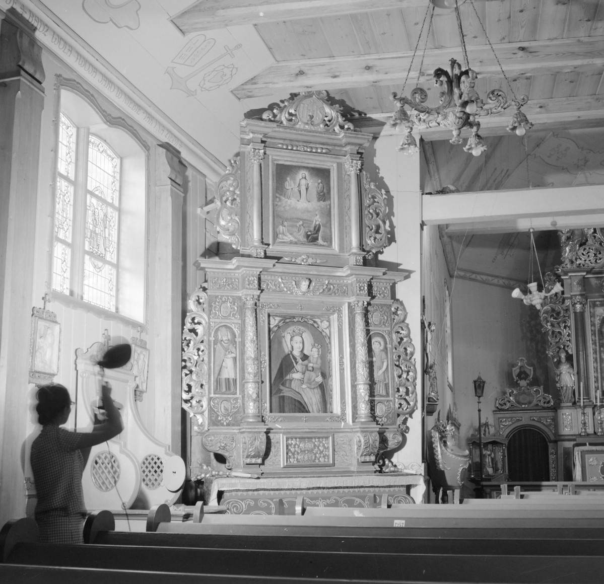 Kościół parafialny pw. św.św. Wawrzyńca i Mikołaja - wnętrze: ołtarz boczny, sklepienie , skan 1