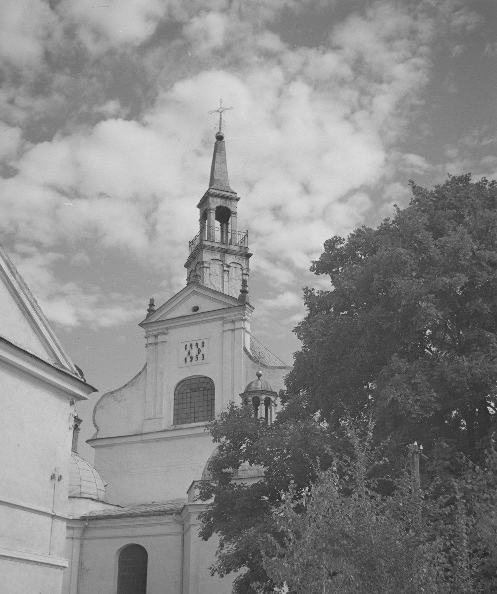 kościół - kolegiata pw. Zwiastowania NMP, fragment elewacji frontowej (zach.), skan 1
