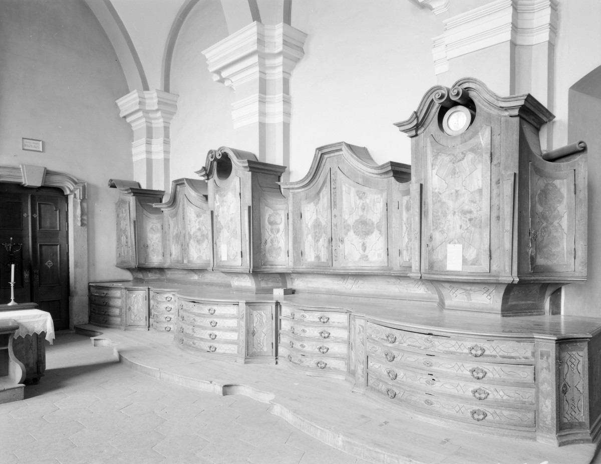 kościół, ob. parafialny pw. Wniebowzięcia Najświętszej Marii Panny - wnętrze: zakrystia - szafy, skan 1