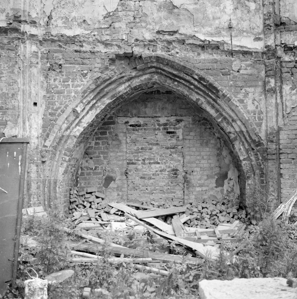 zespół klasztorny dominikanów, kościół pw. Najświętszej Marii Panny, obecnie galeria sztuki EL - wnętrze: przejście z nawy kościelnej do krużganków, skan 1