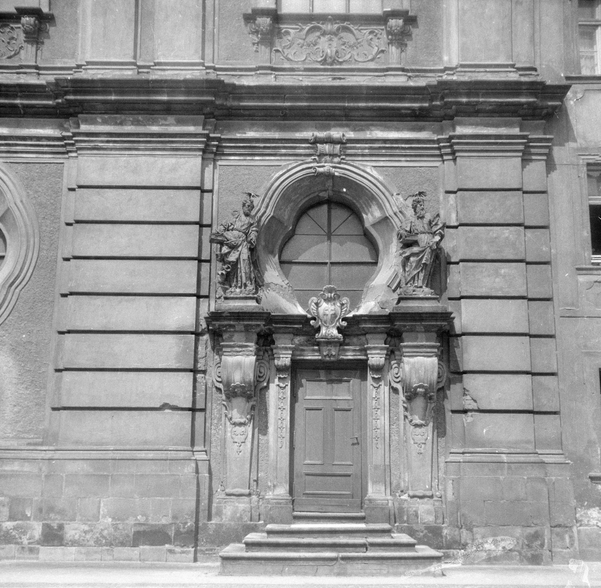 Kościół Świętych Apostołów Piotra i Pawła - elewacja i portal, skan 1