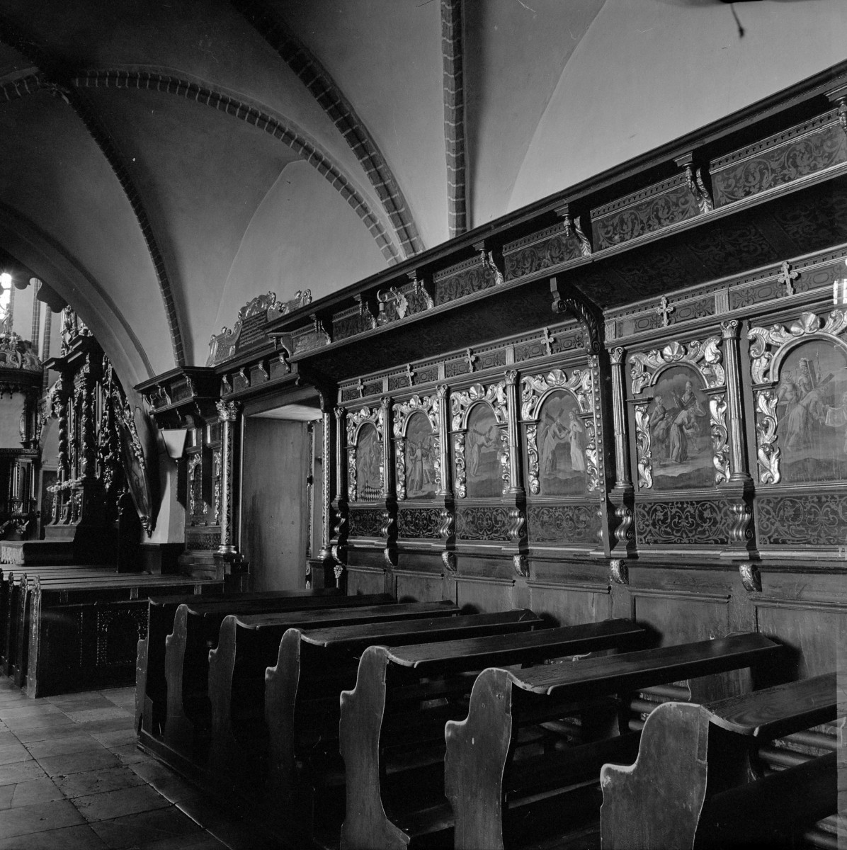 Kościół św. Jan Chrzciciela i św. Jana Ewangelisty - wnętrz: manierystyczne stalle, skan 1