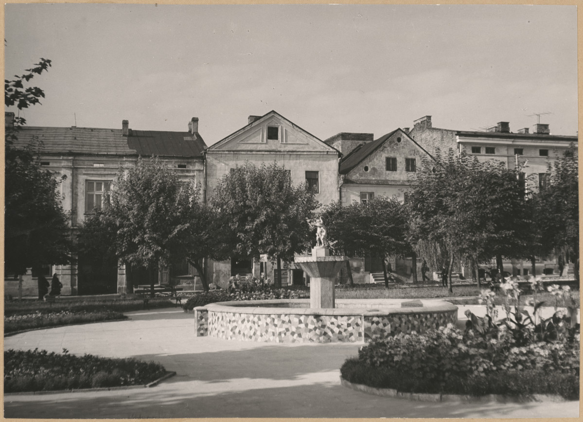 Miasto - fragment pierzei rynku - kamienice nr 6, 7, 8, 9, widok na elewacje frontowe

 , skan 1