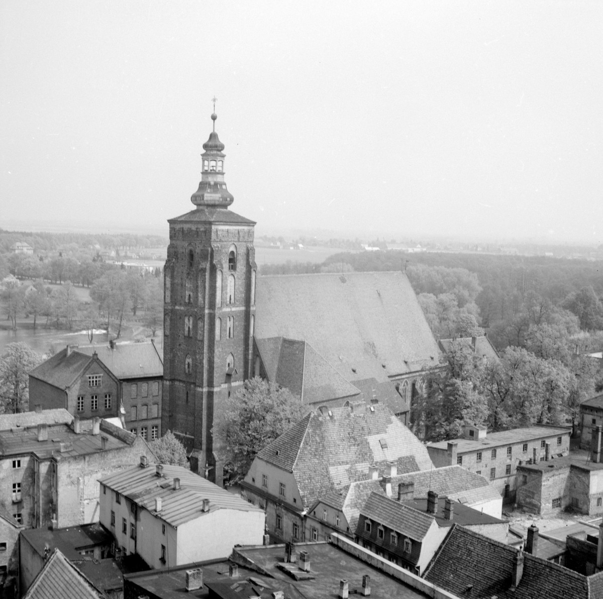 kościół Świętych Apostołów Piotra i Pawła - wieża i widok na zabudowania miejskie, skan 1