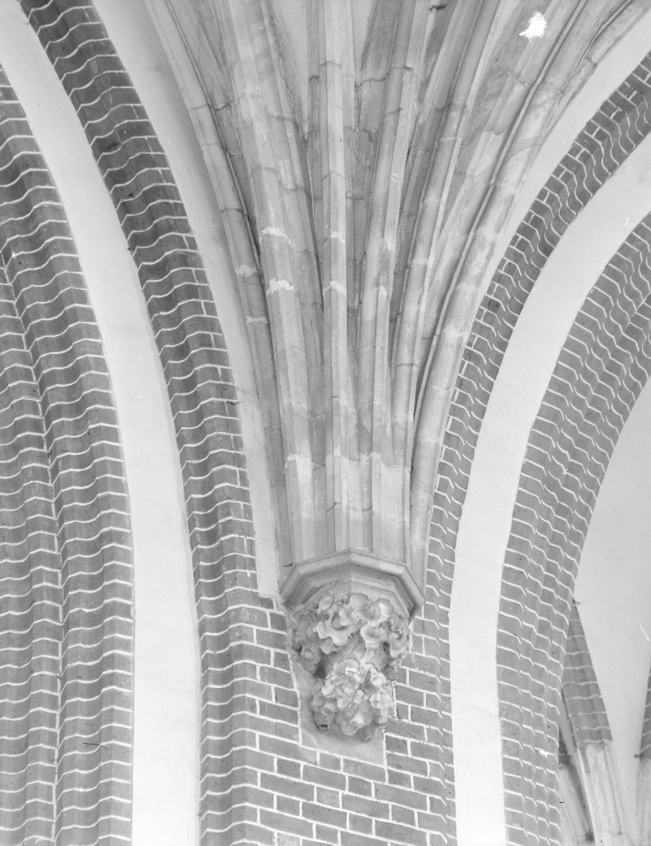Kościół Najświętszej Marii Panny - wnętrze, żebra sklepienia oraz wspornik, skan 1