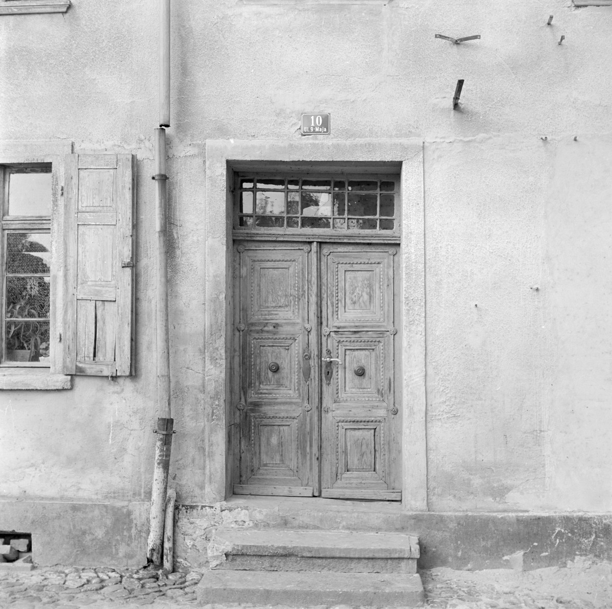 dom - elewacja frontowa od ulicy, portal, skan 1