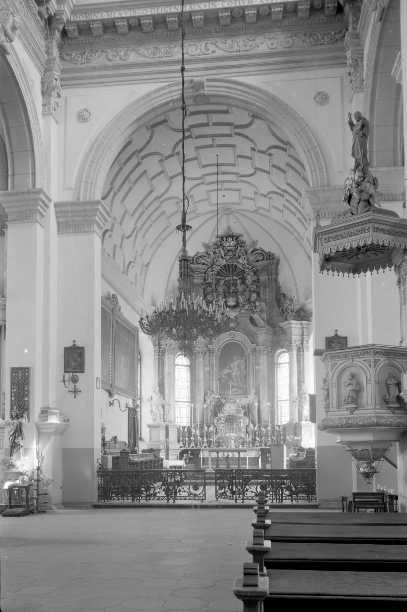 katedra Zmartwychwstania Pańskiego i św. Tomasza Apostoła - wnętrze: nawa główna i ołtarz główny, skan 1