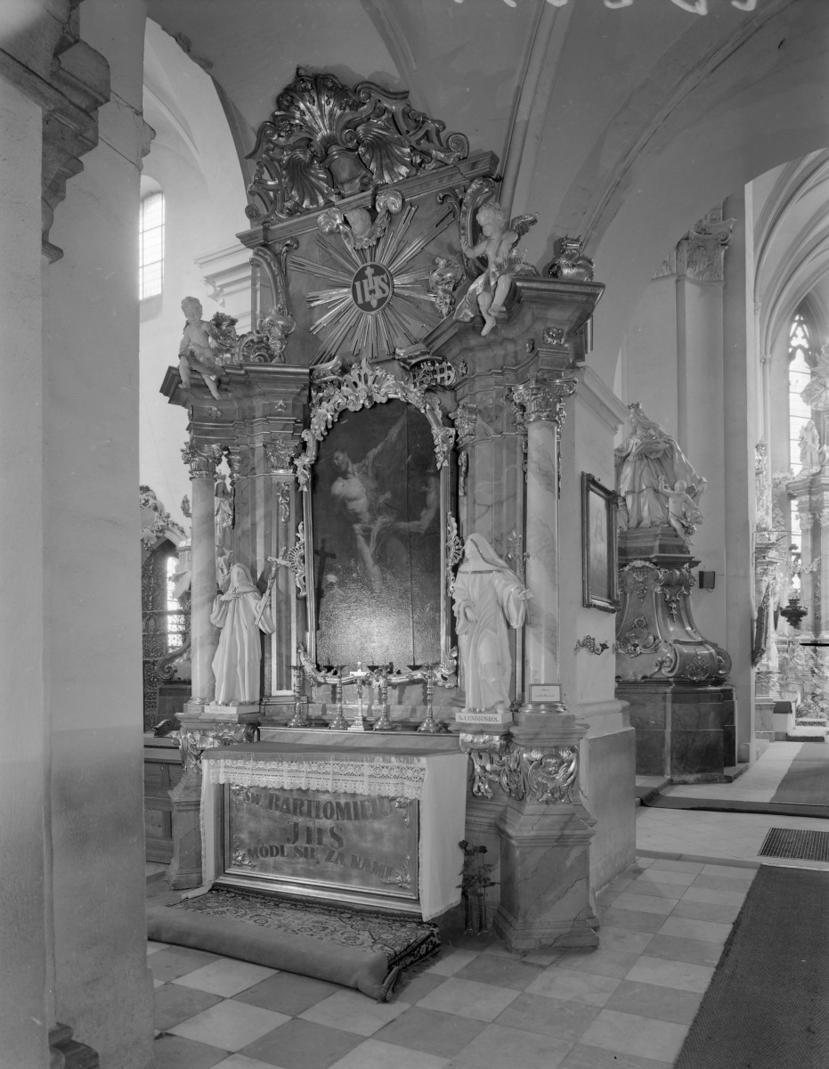 sanktuarium św. Jadwigi Śląskiej - kościół: barokowy ołtarz św. Bartłomieja, skan 1