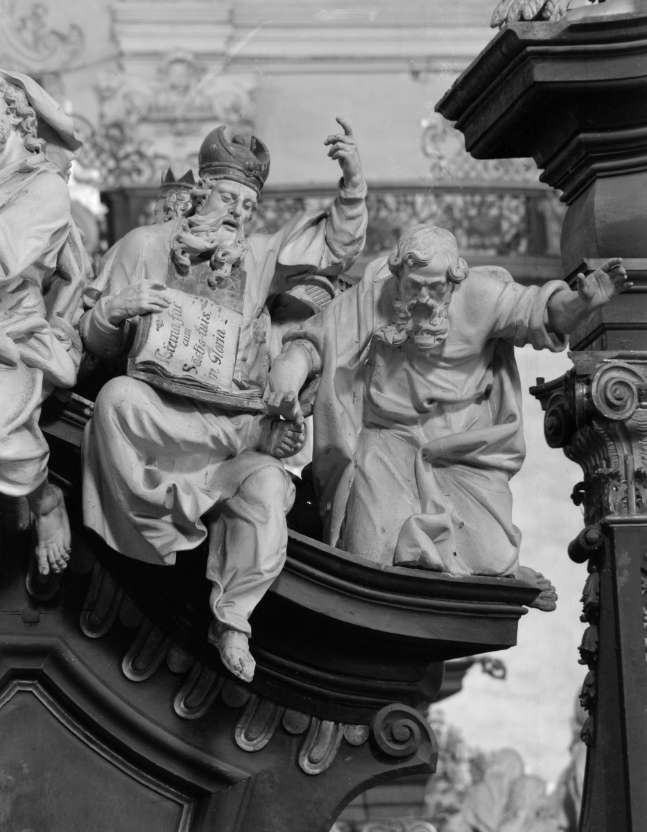 kościół, ob. parafialny pw. Wniebowzięcia Najświętszej Marii Panny - wnętrze: grupa rzeźb ze zwieńczenia stall, skan 1