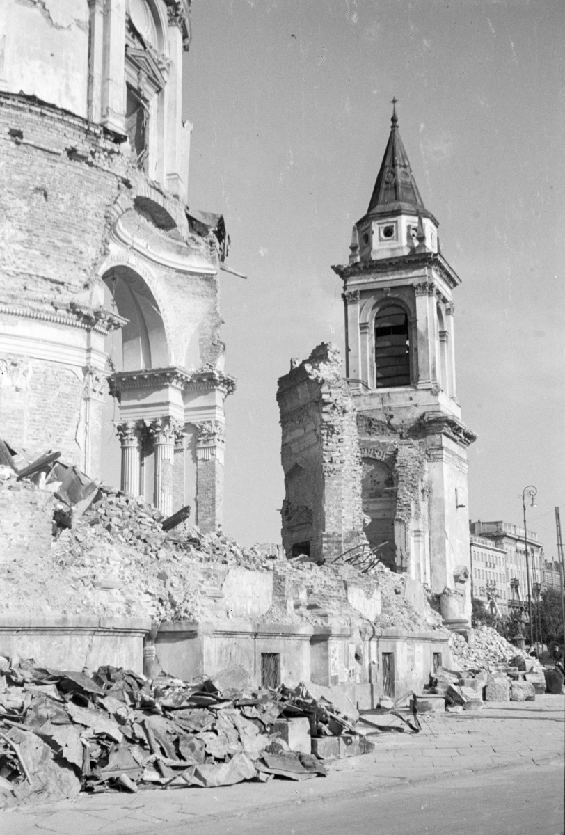 Zniszczony kościół św. Aleksandra. Fragment ruin. Widok na ruinę prezbiterium. Widoczne zniszczona wieża., skan 1