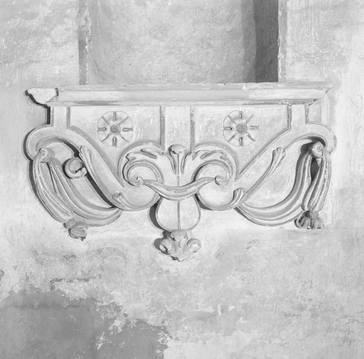 kościół pw. św. Mikołaja - Kaplica Firlejów - wnętrze - dekoracja niszy, skan 1