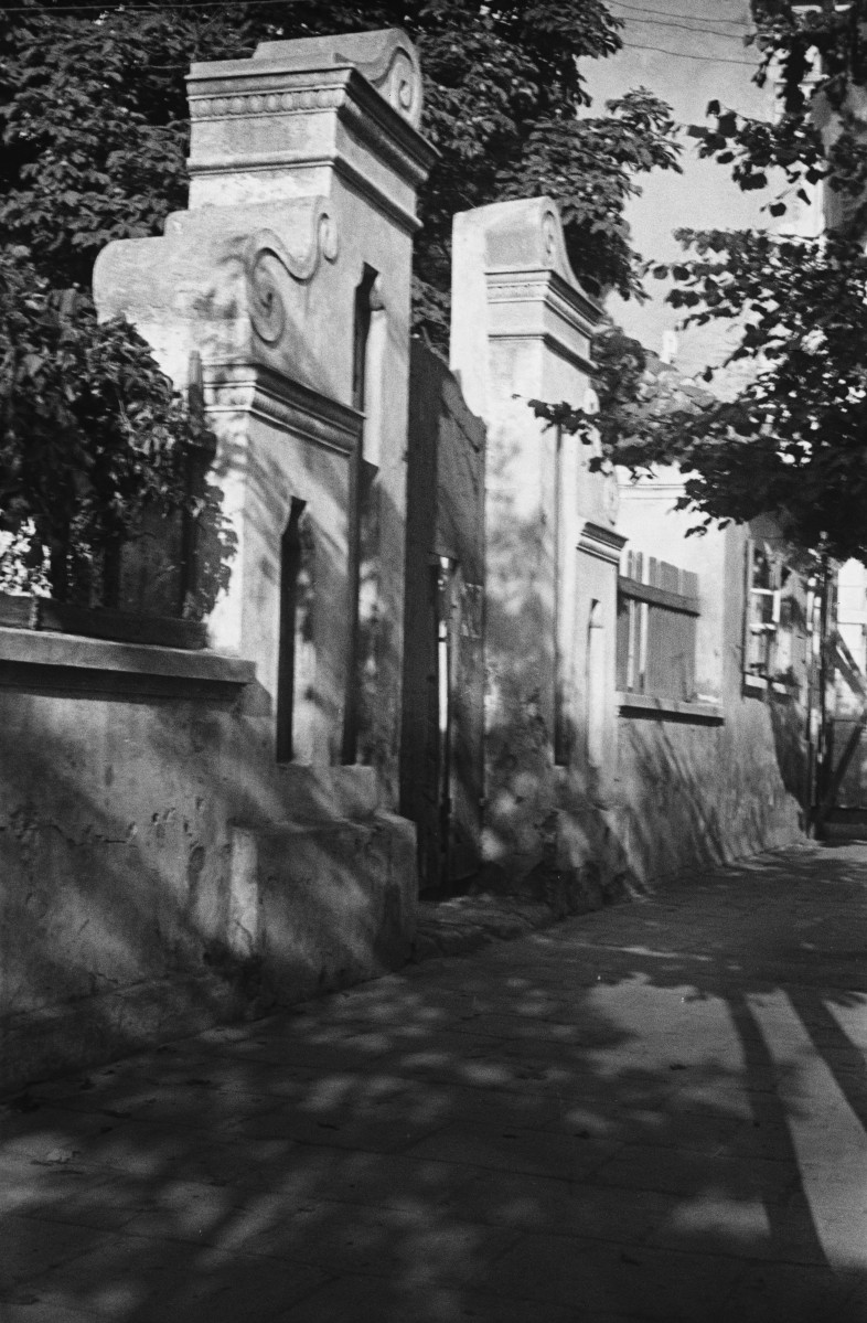 kuria wikariuszy - brama, skan 1