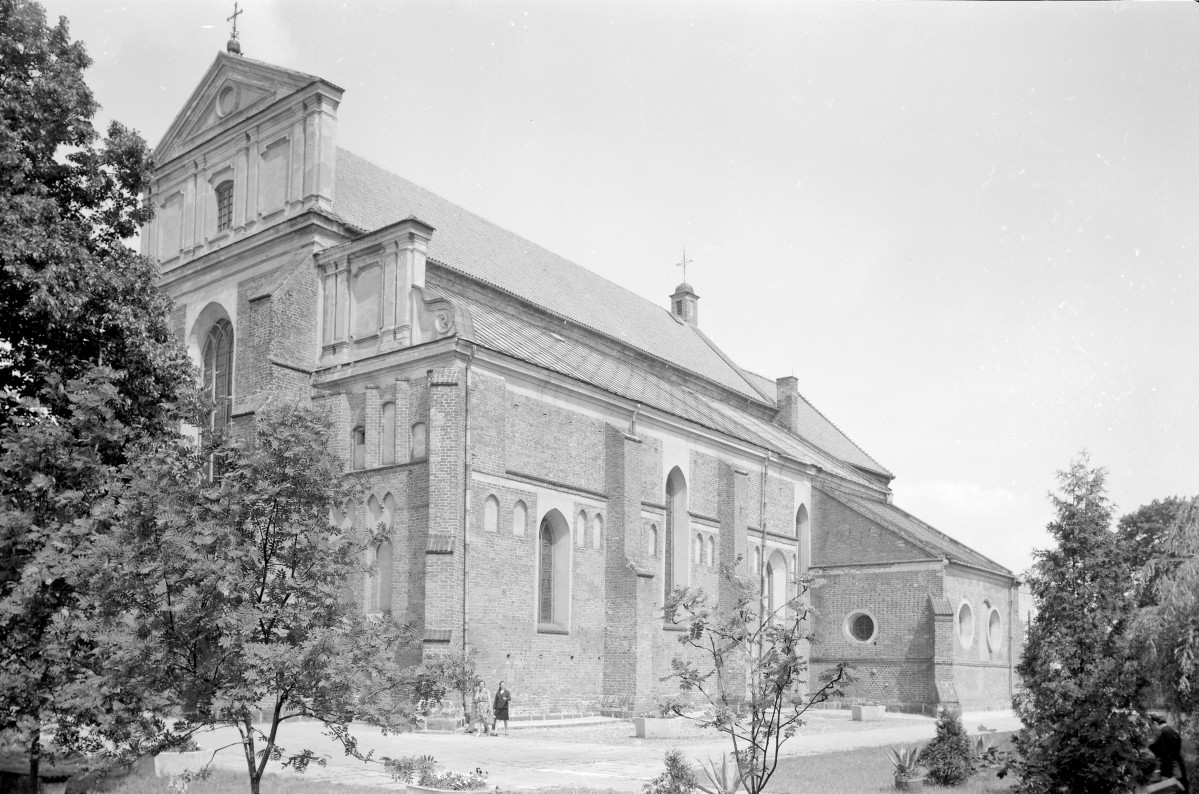 Katedra św. Michała Archanioła - elewacja boczna prezbiterium, skan 1