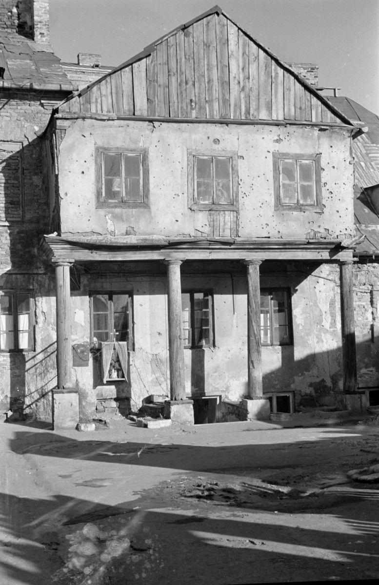 Dom podcieniowy. Widok od strony podwórza. , skan 1