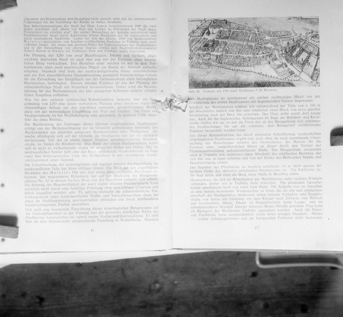 Strona 48 - 49, trzeciego tomu książki autorstwa dr. Kurta Bimlera. "Śląskie murowane budowle obronne. tom 3. Księstwo Oleśnica, Wołów." , skan 1