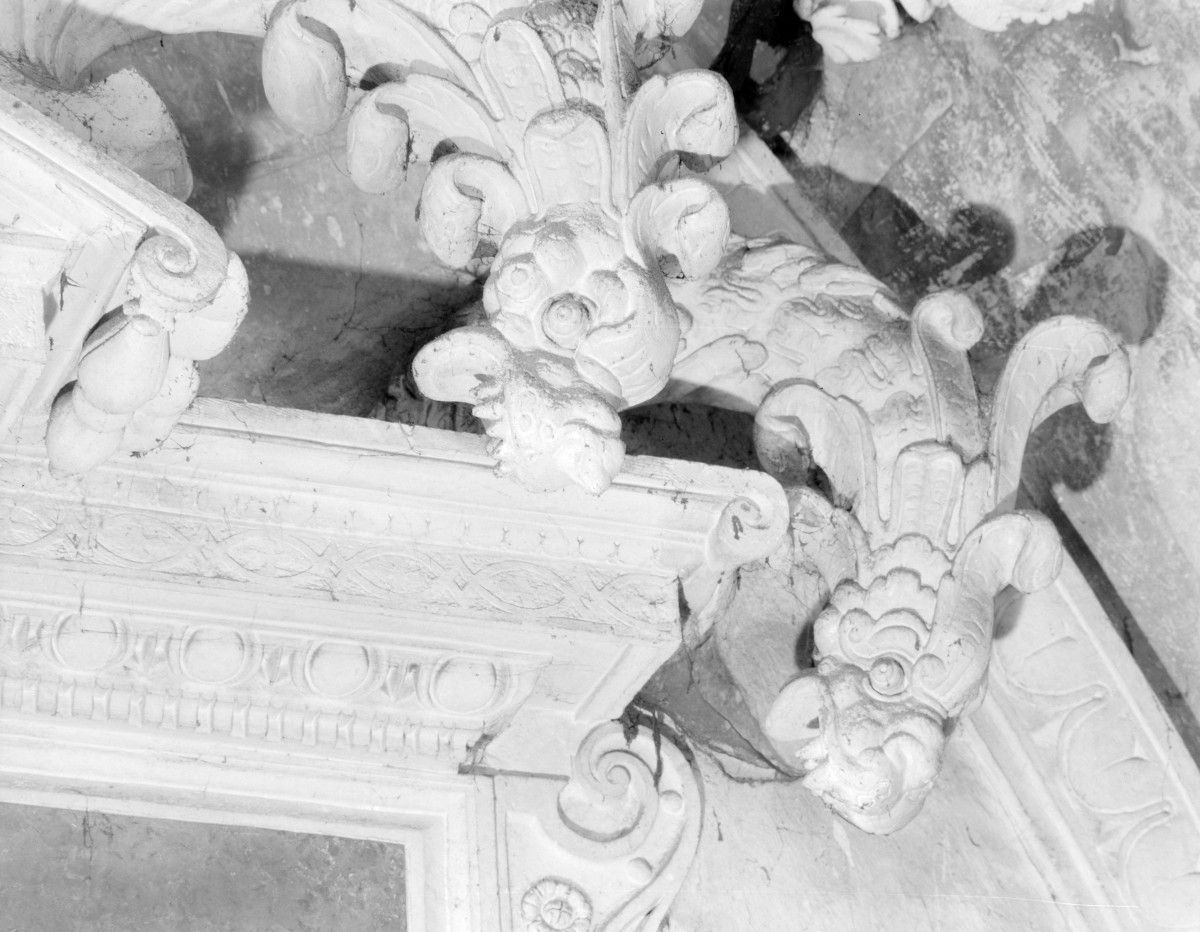 kościół pw. św. Mikołaja - Kaplica Firlejów - wnętrze - nagrobek Firlejów - pole główne - fragment dekoracji, skan 1