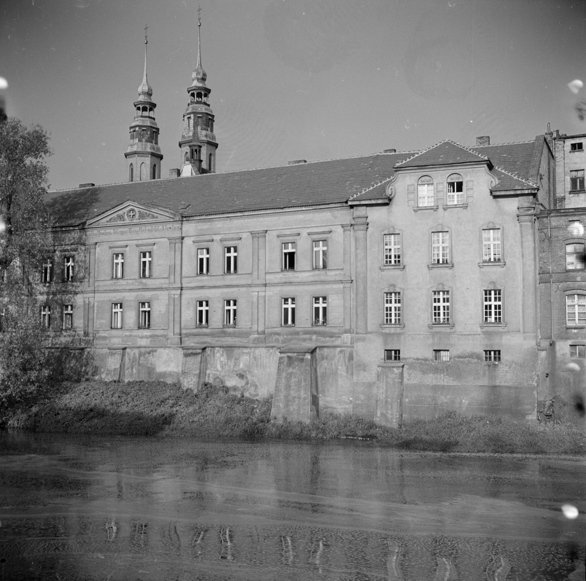 szpital - elewacja nad starym korytem Odry, skan 1