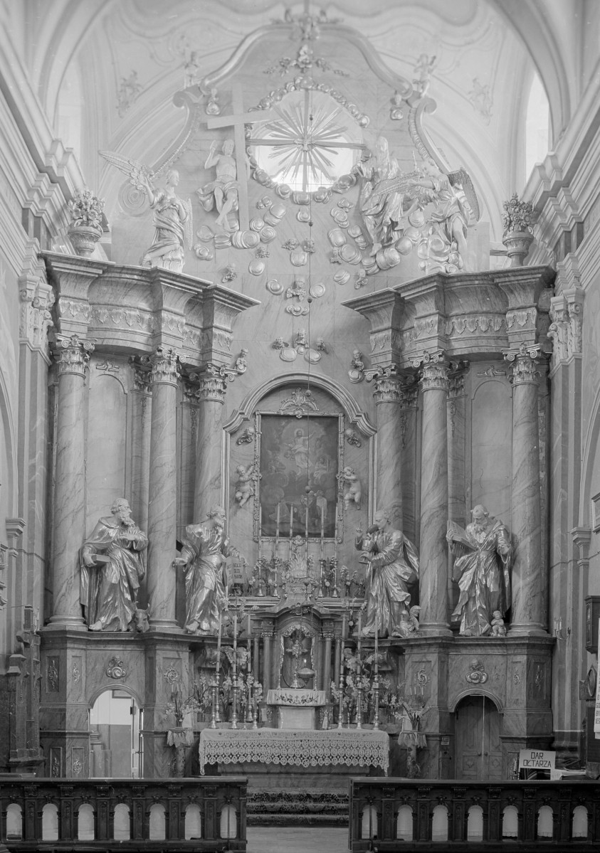 zespół klasztorny Bernardynów, kościół, ob. parafialny pw. Przemienia Pańskiego i św. Michała Archanioła -wnętrze: ołtarz główny, skan 1