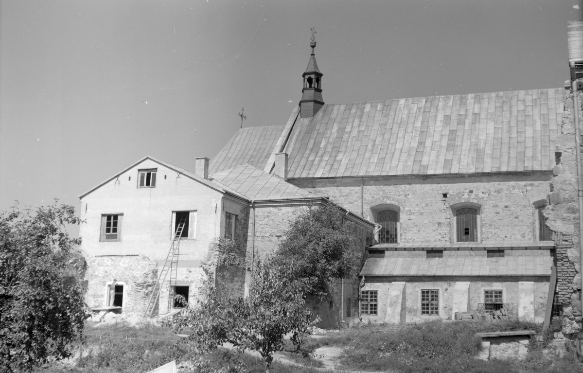 klasztor bernardynów, kościół pw. Wniebowzięcia Najświętszej Marii Panny - widok od południa, skan 1