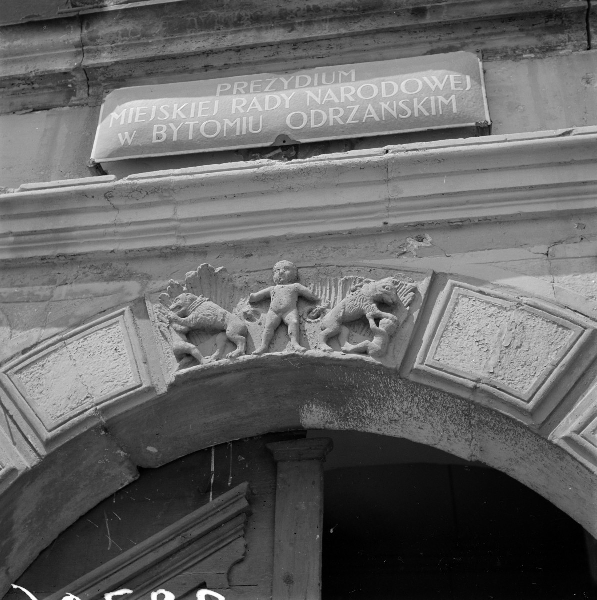 rynek miejski - ratusz miejski - elewacja frontowa - portal - fragment z nadprożem, skan 1