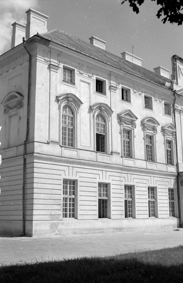 pałac - elewacja frontowa, fragment, skan 1