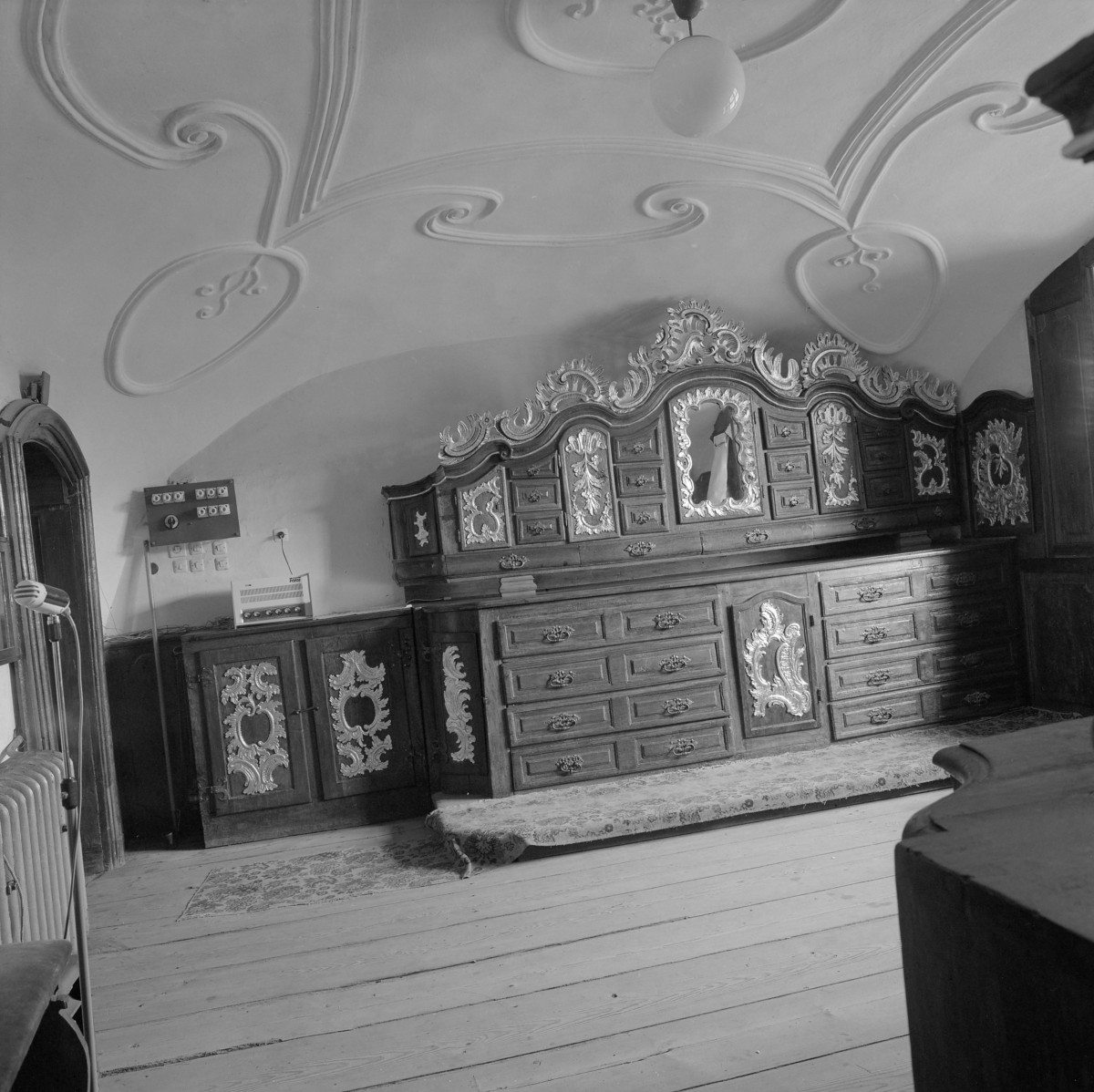 kościół, ob. parafialny pw. św. Bonawentury - wnętrze: komoda zakrystyjna ok. 1770, skan 1