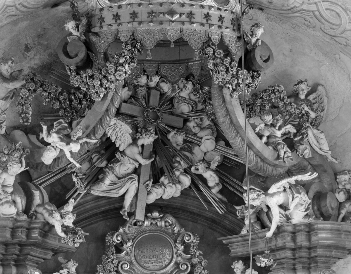 klasztor Benedyktynek - kościół pw. Wniebowzięcia Najświętszej Maryi Panny - wnętrze - prezbiterium - ołtarz główny - zwieńczenie, skan 1