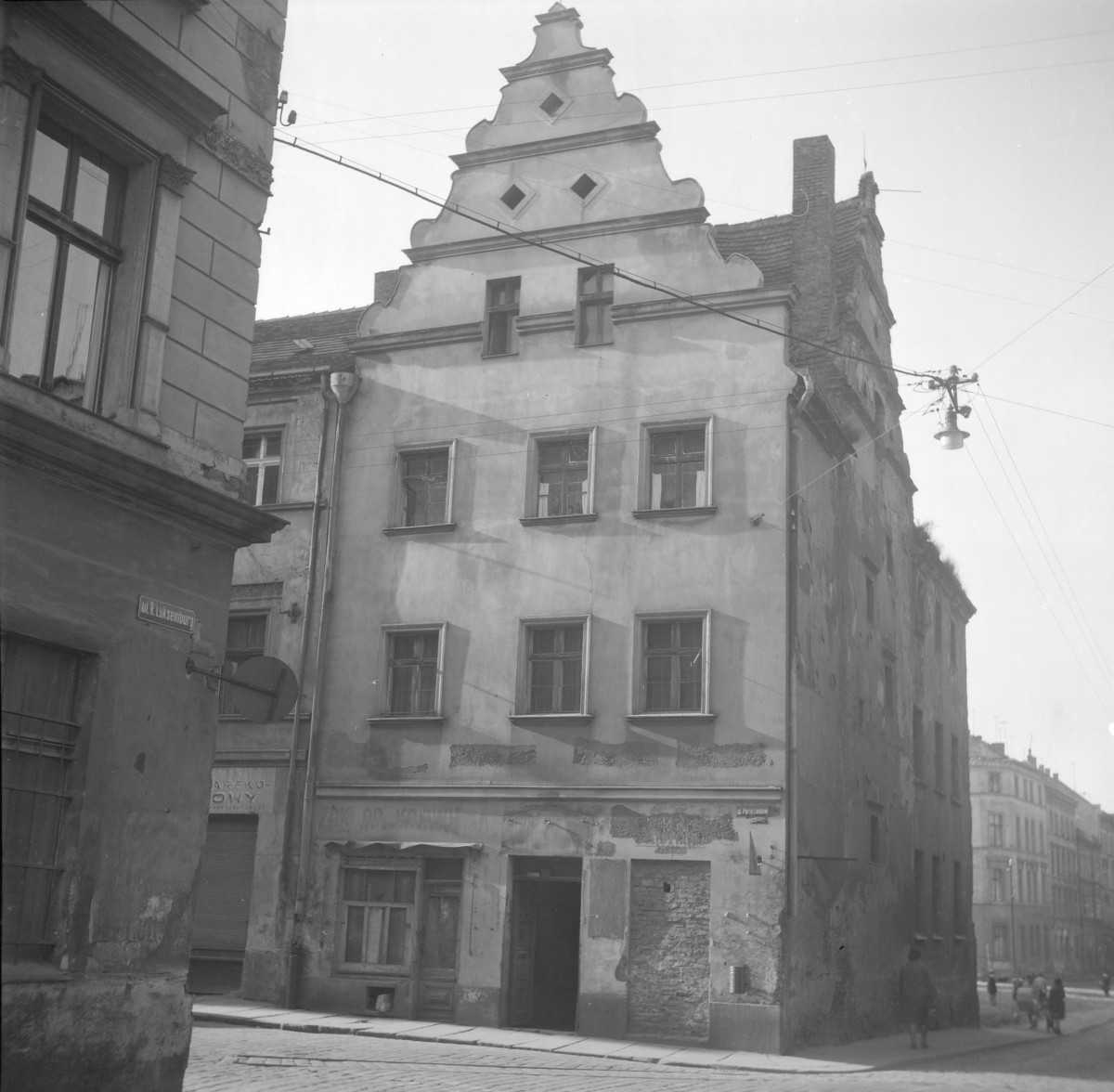 Kamienica - elewacja frontowa. Renesansowy szczyt., skan 1