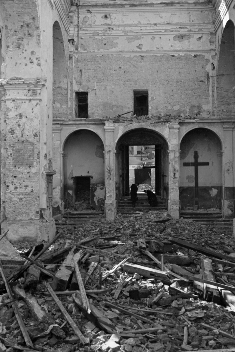 Konwent św. Jacka - Dominikanie. Gruzowisko nawy głównej. Filar i widoczny portal., skan 1