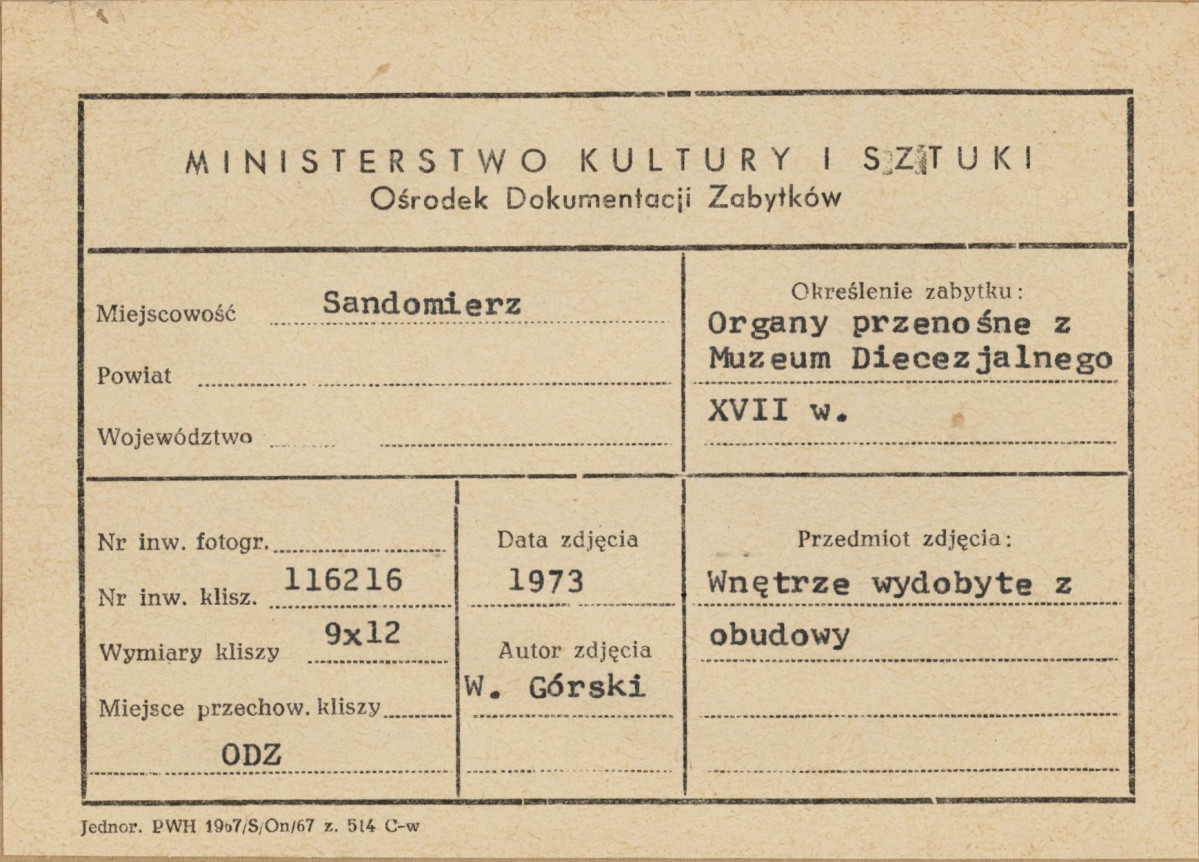 Muzeum Diecezjalne - organy przenośne, widok wnętrza bez obudowy - metryczka, skan 1