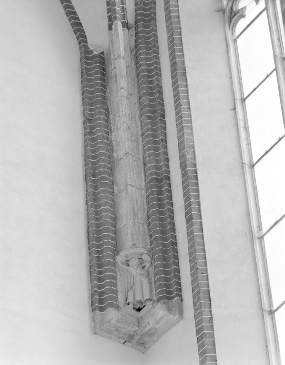 Kościół Najświętszej Marii Panny - wnętrze, żebra sklepienia oraz wspornik, skan 1