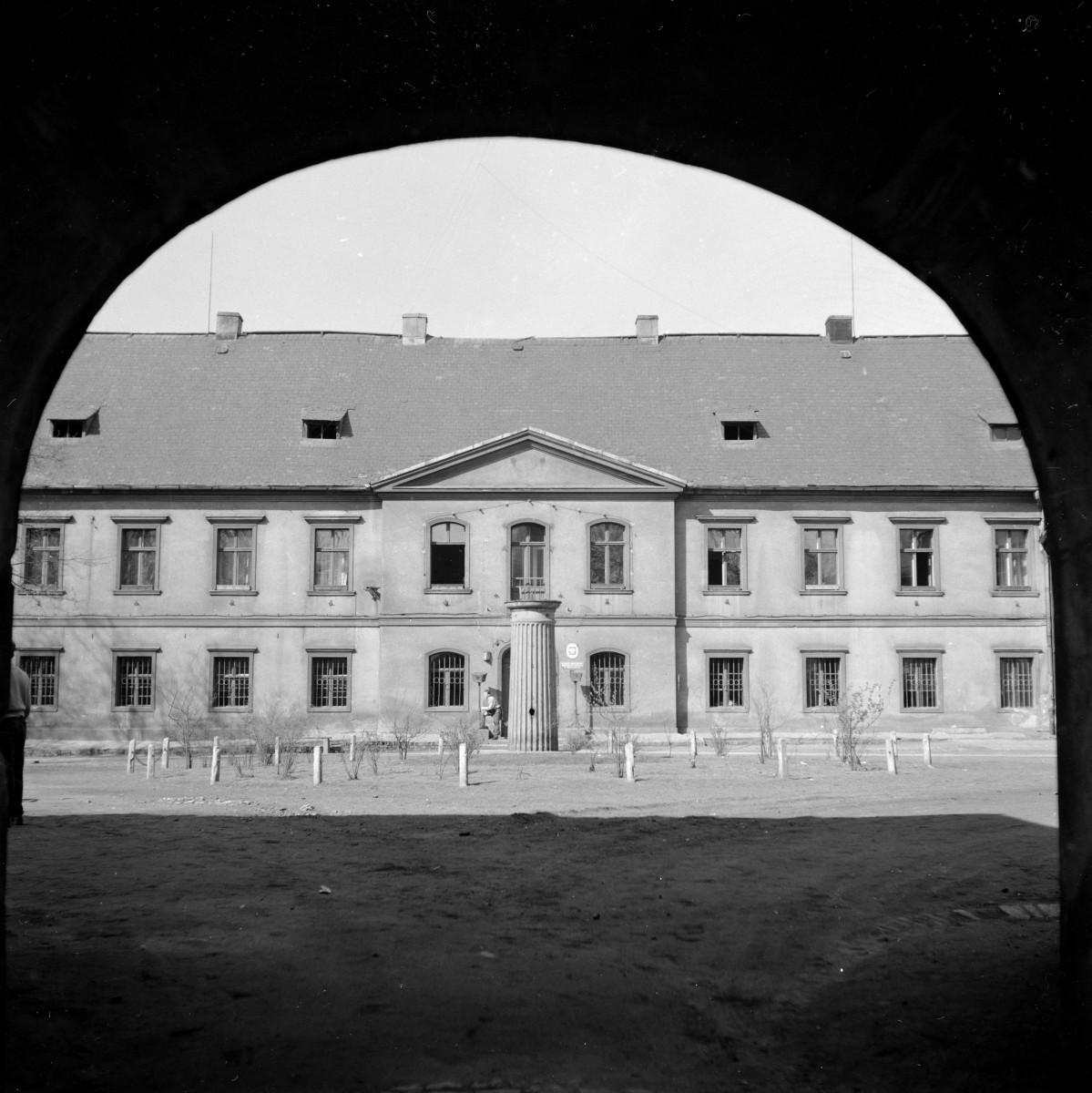 zespół pałacowo parkowy - pałac Mieroszewskich od strony południowej, skan 1