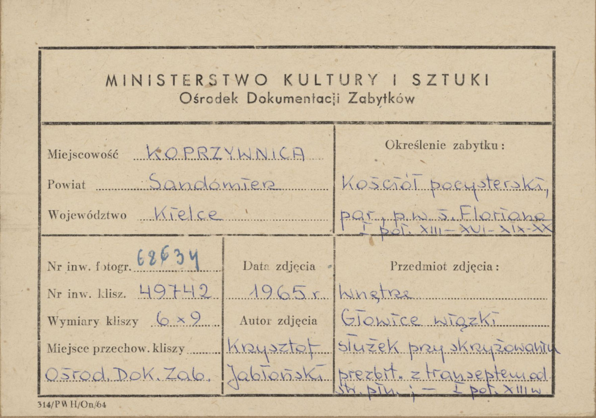 Zespół klasztorny - kościół, wnętrze , widok na kapitele wiązki służek przy skrzyżowaniu prezbiterium z transeptem - metryczka, skan 1