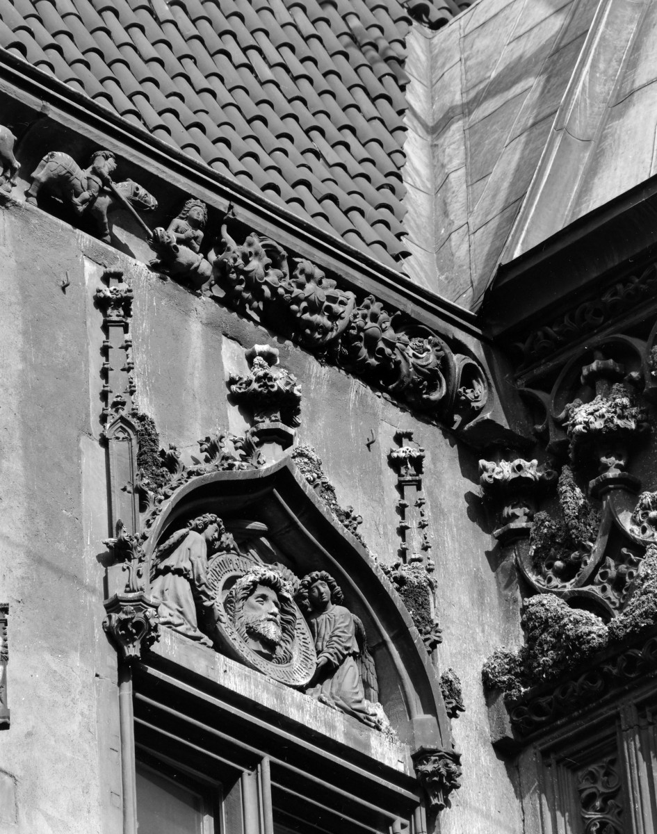 Ratusz - elewacja południowa, tympanon nadokienny, skan 1