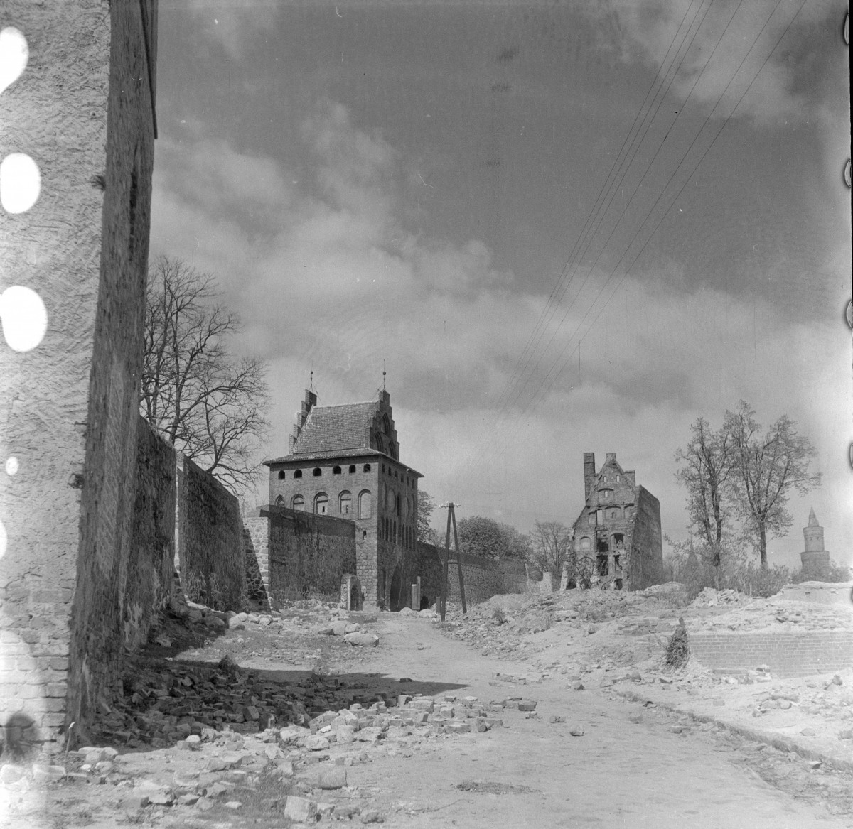 mury miejskie - Brama Pyrzycka oraz fragment murów obronnych - widok od strony miasta, skan 1