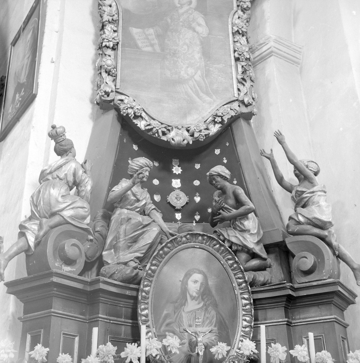 Kościół św. Franciszka Ksawerego - wnętrze: ołtarz boczny fragment, wizerunek w medalionie, skan 1