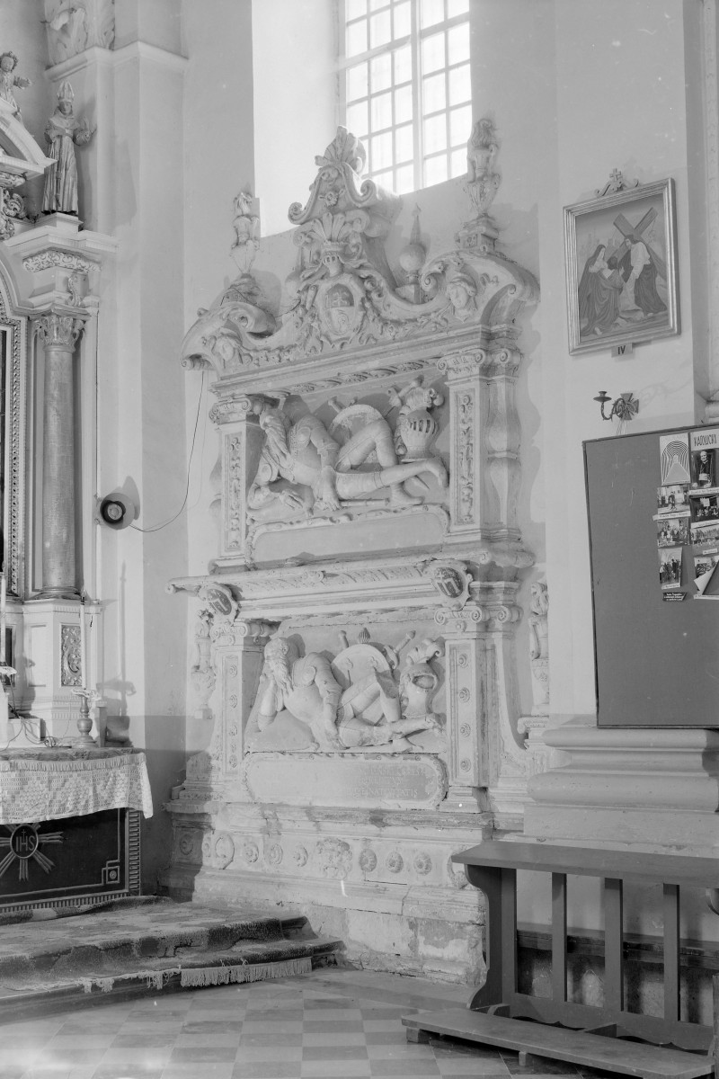 Kościół Wniebowzięcia Najświętszej Maryi Panny - wnętrze: nagrobek Arnulfa i Stanisława Uchańskich., skan 1