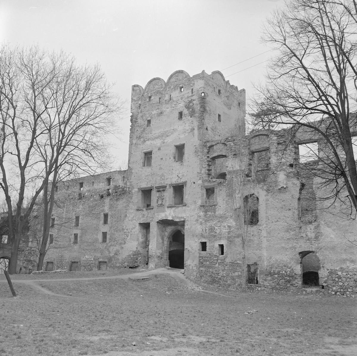 Zamek - fragment elewacji z basztą od strony zewnętrznej., skan 1