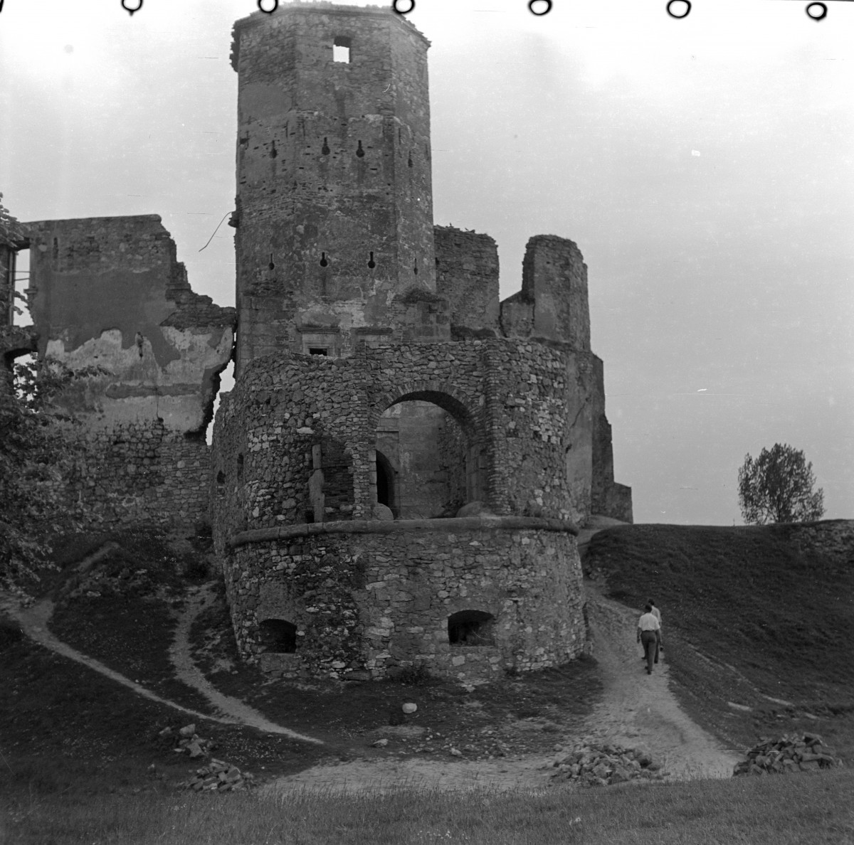 zamek biskupów krakowskich - widok od północy - basteja bramna - barbakan oraz wieża bramna, skan 1