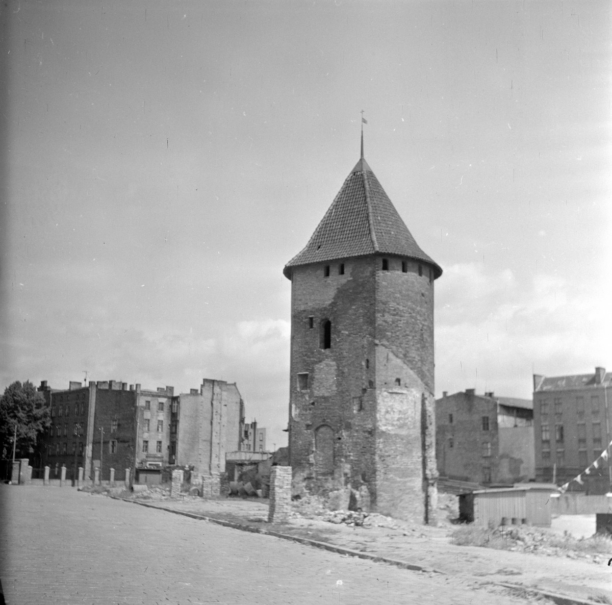Baszta Łabędź - widok ogólny od strony Targu Rybnego, skan 1